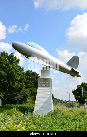 Un monumento per il Gloster E.28/39 aeromobili, al di fuori di Farnborough Airport, Farnborough, Hampshire, Inghilterra, Regno Unito Foto Stock