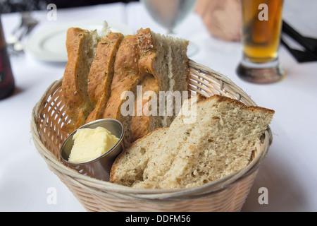 Pasta madre Rosmarino pane alle erbe con burro in cesto Closeup Foto Stock