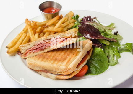 Panini con Prosciutto Formaggio fuso il pomodoro patatine fritte organico insalata verde e ketchup Closeup Foto Stock