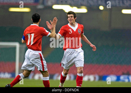 Gareth Bale celebra il suo obiettivo con il suo capitano Ryan vedi figg. *** Durante il Galles v San Marino UEFA EURO 2008 partita di qualificazione. Foto Stock