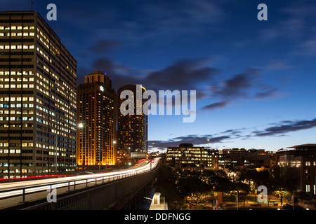 Il Cahill Express con Rush Hour il traffico al tramonto di Sydney, Australia Foto Stock