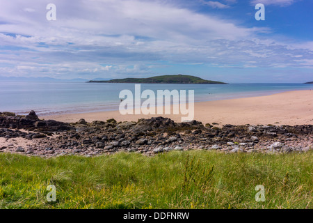 Due persone su vasta spiaggia di sabbia, mare e cielo, Gairloch, a nord-ovest della Scozia, estate, vacanze Foto Stock