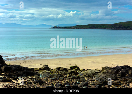 Due persone su vasta spiaggia di sabbia, mare e cielo, Gairloch, a nord-ovest della Scozia Foto Stock