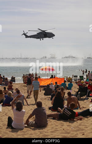 Royal Navy AgustaWestland Merlin HM1 elicottero prende parte al tradizionale beach assault a Bournemouth Air Festival Foto Stock