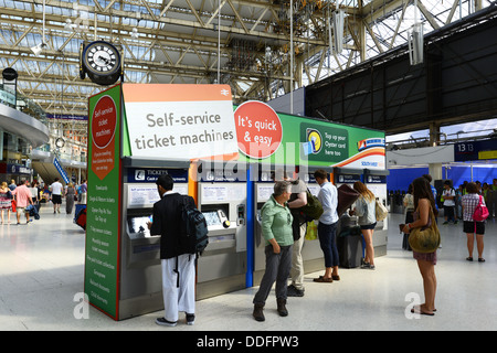 Di biglietteria self-service, la stazione di Waterloo, Londra, Gran Bretagna, Regno Unito Foto Stock