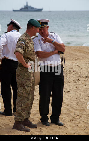 Royal Marines Commando commandos effettuare beach assault on l'ultimo giorno del Bournemouth Air Festival © Carolyn Jenkins/Alamy Foto Stock