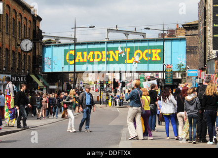 Camden Lock ponte ferroviario, Camden Town, Londra, Gran Bretagna, Regno Unito Foto Stock