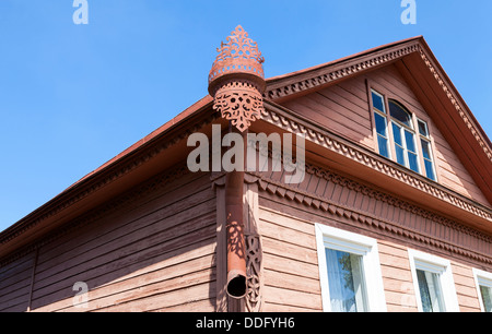 Il vecchio della parte iniziale dello scarico delle acque piovane sulla casa in legno Foto Stock