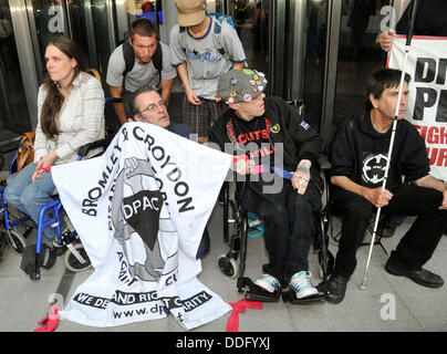 Londra, Regno Unito. 2 Sep, 2013. I membri del gruppo di protesta, persone disabili contro i tagli (DPAC) bloccare l'entrata per la BBC. La protesta è per evidenziare ciò che essi sostengono è una mancanza di copertura delle conseguenze dei tagli del governo sulle persone disabili in su BBC News la programmazione. Credito: Pete Maclaine/Alamy Live News Foto Stock