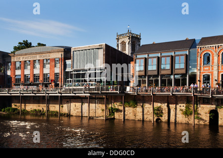 La gente seduta al di fuori del bar in riva al fiume vicino a schermo della città della città di York Yorkshire Inghilterra Foto Stock