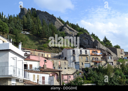 Case, Pietrapertosa village, Basilicata, Italia meridionale. In Gallipoli Cognato Parco Nazionale. Dolomiti Lucane mountain range. Foto Stock