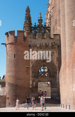 Ingresso gotico alla cattedrale in mattoni di Sainte-Cecile, un sito Patrimonio Mondiale dell'UNESCO in Albi, Tarn Distretto di Francia Foto Stock