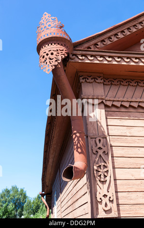 Il vecchio della parte iniziale dello scarico delle acque piovane sulla casa in legno Foto Stock