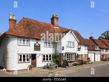 Il Chequers xiv secolo Coaching Inn in un tipico infissi bianchi Kentish edificio del periodo nel pittoresco villaggio. Smarden Kent England Regno Unito Gran Bretagna Foto Stock