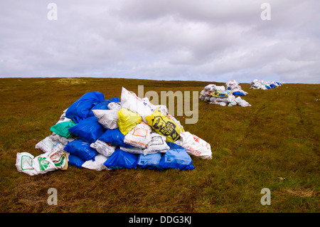 Sacchi di plastica Sacchi di tappeto erboso essiccato in attesa di raccolta vicino Glencomcille County Donegal Irlanda Foto Stock