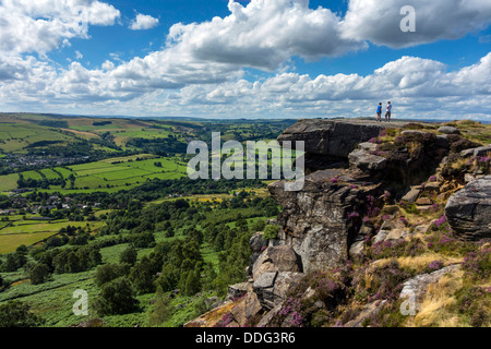 Walkers sul bordo Curbar, Peak District, Derbyshire Foto Stock