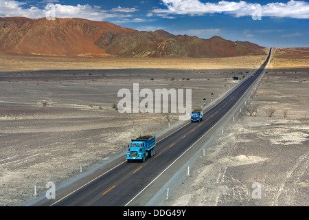 Panamericana, la strada più lunga del mondo, stretching attraverso il South American deserto in lontananza. Foto Stock