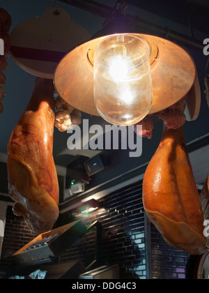 I prosciutti sospesi in un ristorante italiano a Oxford, Inghilterra 3 Foto Stock