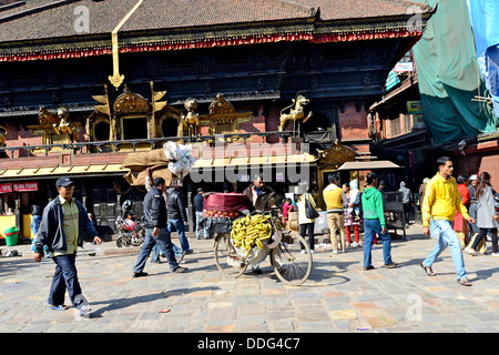 Scena di strada Akash Bhairab Tempio Indra Chowk square Kathmandu in Nepal Foto Stock