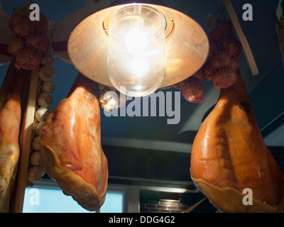 I prosciutti sospesi in un ristorante italiano a Oxford, Inghilterra 5 Foto Stock