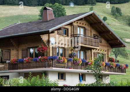 Chalet adornato con fiori, Col de la Forclaz, vicino al lago di Annecy, Francia Foto Stock