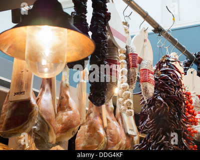 I prosciutti sospesi in un ristorante italiano a Oxford, Inghilterra 4 Foto Stock