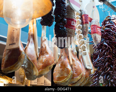 I prosciutti sospesi in un ristorante italiano a Oxford, Inghilterra 6 Foto Stock