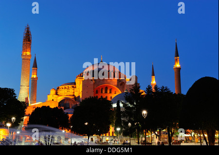 Illuminata di Haghia Sophia al crepuscolo - Sultanahmet, Istanbul, Turchia Foto Stock