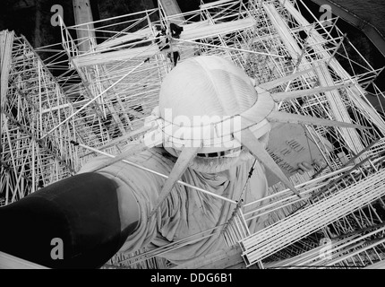 In prossimità della testa e la corona della statua della Libertà nascosto dietro i ponteggi durante il restauro nel 1984 a Liberty Island, New York. Il restauro è stato intrapreso per il centenario. Foto Stock