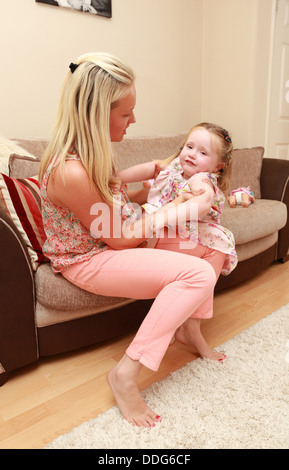 Madre e un burbero toddler in casa. Foto Stock