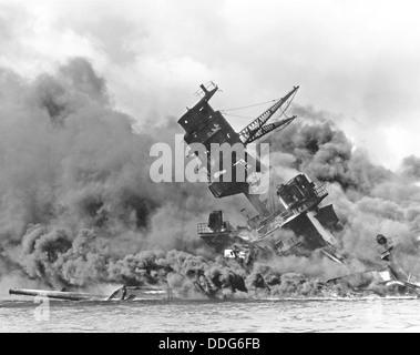 Attacco a Pearl Harbor 7 dicembre 1941. La USS Arizona (BB-39) in appoggio sul fondo del porto come avanti la sua rivista exlodes Foto Stock