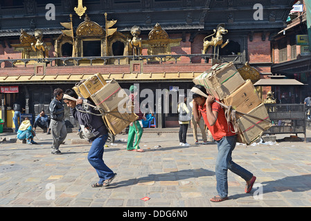 Scena di strada gli sherpa su Indra Chowk piazza prima Akash Bhairab Temple Kathmandu in Nepal Foto Stock