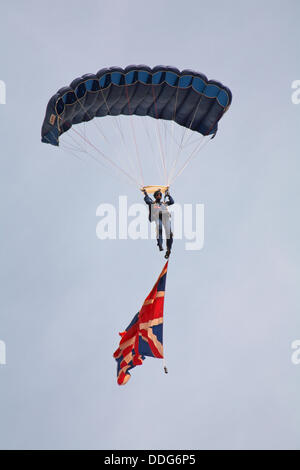 Bournemouth, Regno Unito domenica 1 settembre 2013. Le Tigri Freefall paracadute Team di visualizzazione eseguire il giorno finale del Bournemouth Air Festival 2013. Foto Stock