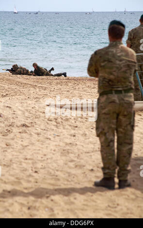 Royal Marines Commando commandos effettuare beach assault on l'ultimo giorno del Bournemouth Air Festival © Carolyn Jenkins/Alamy Foto Stock