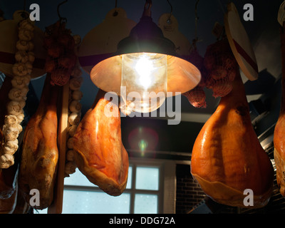 I prosciutti sospesi in un ristorante italiano a Oxford, Inghilterra Foto Stock