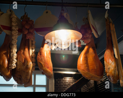 I prosciutti sospesi in un ristorante italiano a Oxford, Inghilterra 2 Foto Stock