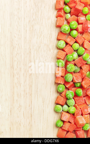 Sfondo con congelate carote e piselli verdi Foto Stock