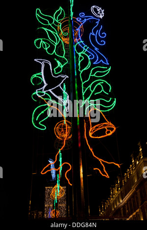 Le luci di Natale di interpretare gli elementi di Glasgow lo stemma di - i pesci, uccelli, albero e campana, i miracoli di San Mungo Foto Stock