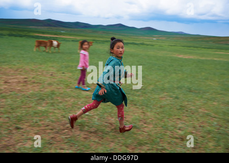 Mongolia, Ovorkhangai provincia, Batkhan parco nazionale, ragazza nomade Foto Stock