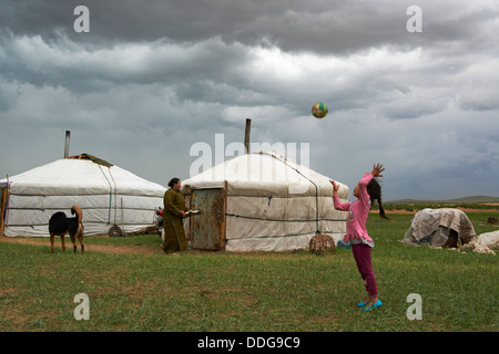 Mongolia, Ovorkhangai provincia, Batkhan parco nazionale, giovani nomadi Foto Stock