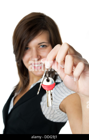 Sorridente agente immobiliare / promotore dà le chiavi di casa nuova Foto Stock