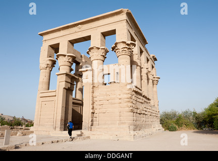 Di Traiano di Kiosk Philae, Tempio di Iside, isola di Philae, lago Nasser, Egitto Foto Stock