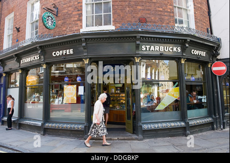 STARBUCKS coffee shop nel centro della città di York North Yorkshire England Regno Unito Foto Stock
