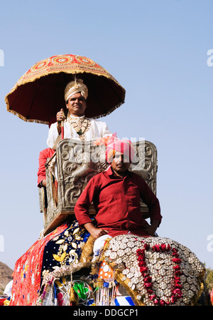 Uomo in tradizionale di Rajasthani abito reale su un elefante, elefante Festival, Jaipur, Rajasthan, India Foto Stock