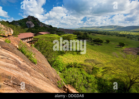Savana paesaggio e tourist lodge nel Parco Nazionale del Serengeti, Tanzania Africa. Foto Stock