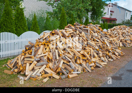 Tagliate in pezzi di legna da ardere Kuressaare città isola di Saaremaa Estonia nord europa Foto Stock