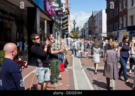 Artisti di Strada di Grafton Street la riproduzione di strumenti in ottone in un pomeriggio soleggiato, Dublino, Irlanda Foto Stock