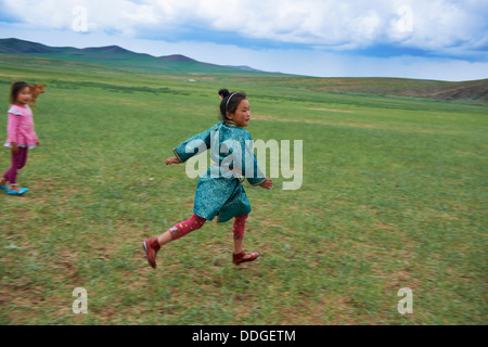 Mongolia, Ovorkhangai provincia, Batkhan parco nazionale, ragazza nomade Foto Stock