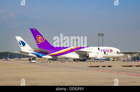 Francoforte - luglio 27:Thai Airways Airbus A380 caricamento prima di decollare in luglio 27, 2013 a Francoforte in Germania. L'aeroporto internazionale di Francoforte è importante hub europian e porta a casa della compagnia Lufthansa. Foto Stock