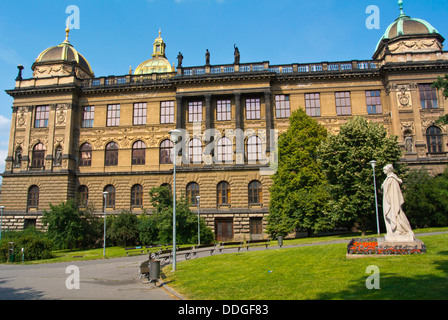 Celakovskehy sady park con il Museo Nazionale in background la città nuova di Praga Repubblica Ceca Europa Foto Stock